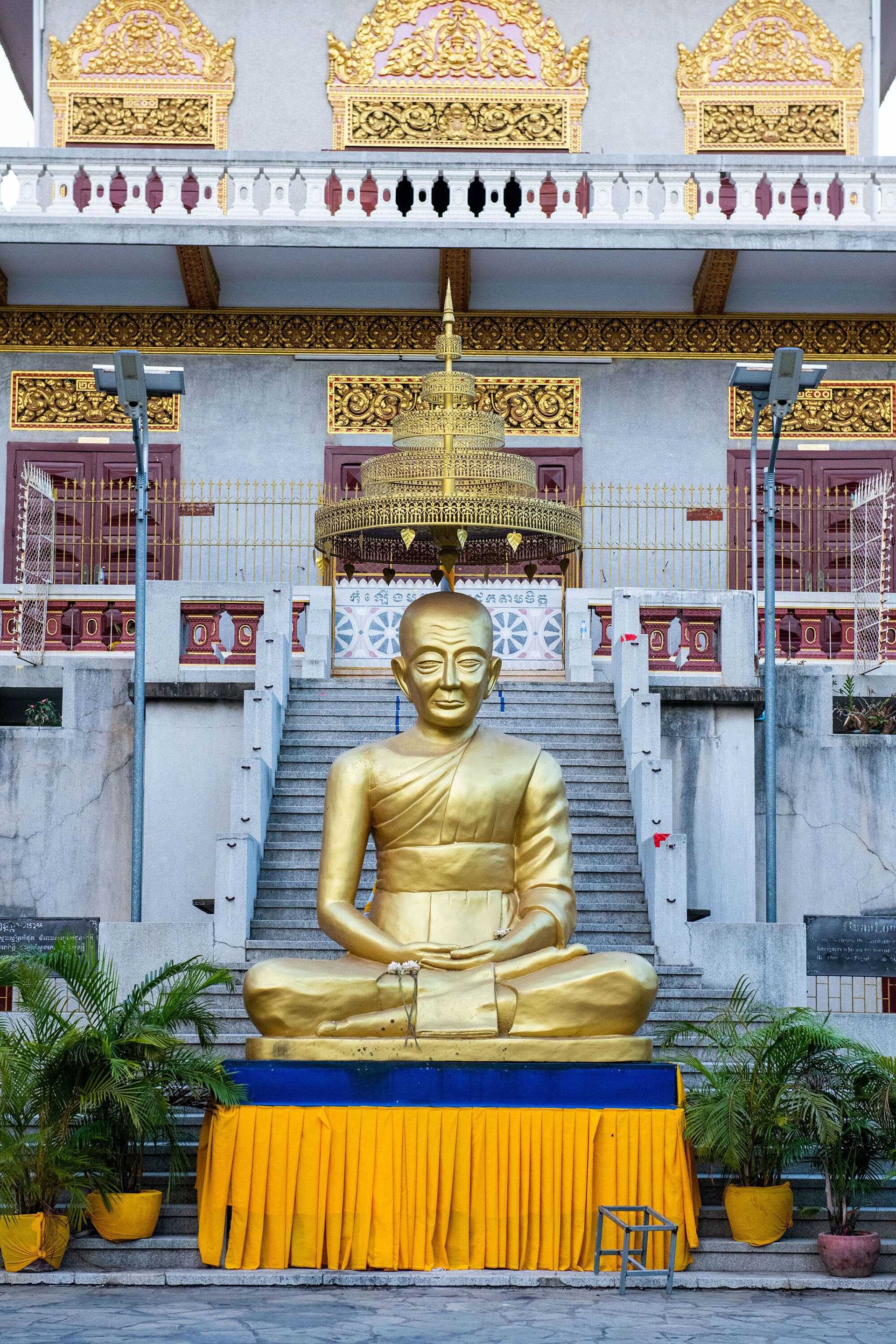 golden statue at buddhist temple