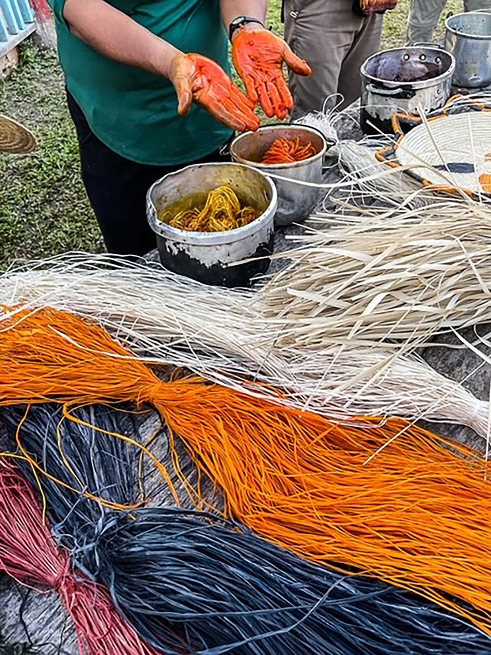 hands dyeing fibers