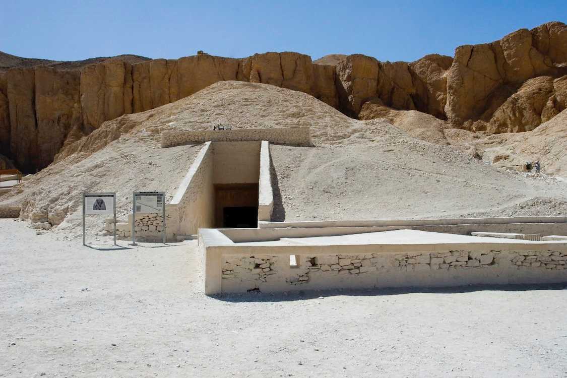 Entrance to King Tut Tomb.jpg